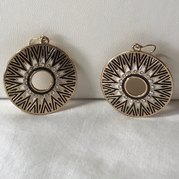 Jewelry - round earrings in gold tone